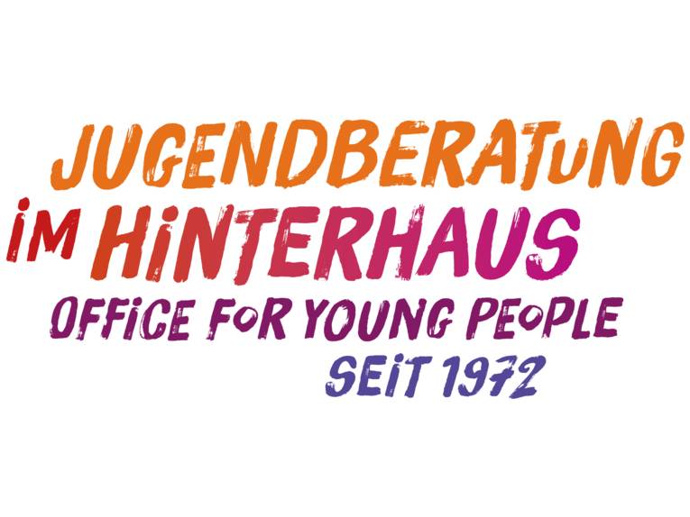 Farbiger Text von Orange über Rot und Lila bis Blau: "Jugendberatung im Hinterhaus. Office for young people. Seit 1971"