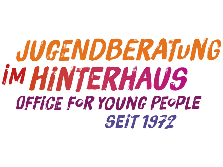 Farbiger Text von Orange &uuml;ber Rot und Lila bis Blau: "Jugendberatung im Hinterhaus. Office for young people. Seit 1971"