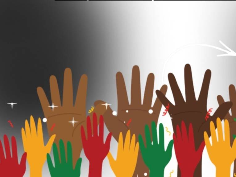 Ein silberner Hintergrund, Farbverlauf von links nach rechts: dunkel zu hell. Von unten ragen gezeichnete Hände ins Bild. Nebeneinander rote, gelbe und grüne. Dazu drei größere Hände in dunklen Hautfarben.