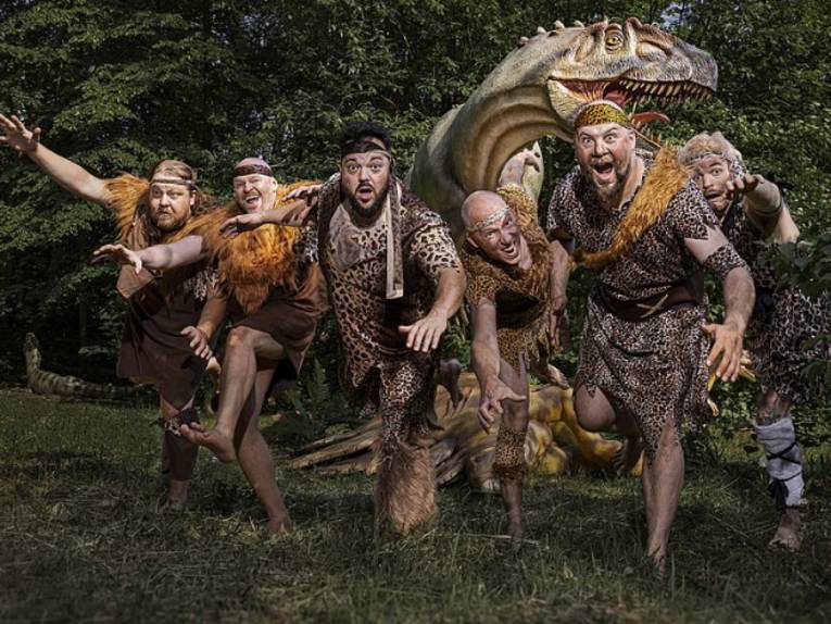 Die sechs Musiker der Band in Steinzeitkostümen.
