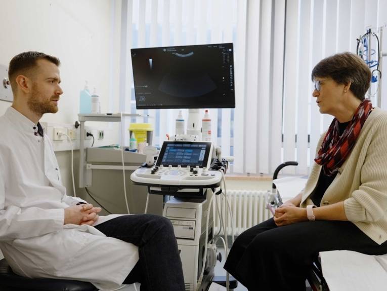 Arzt und Patientin im Gespräch.