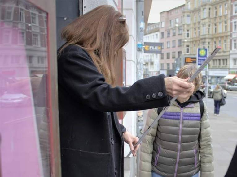 Eine Frau hält einen Zollstock in der Hand