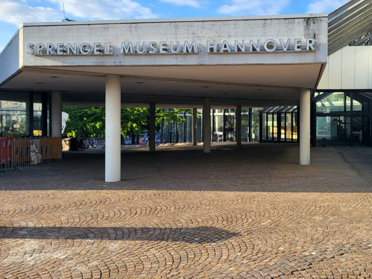 Ein Gebäude von außen.