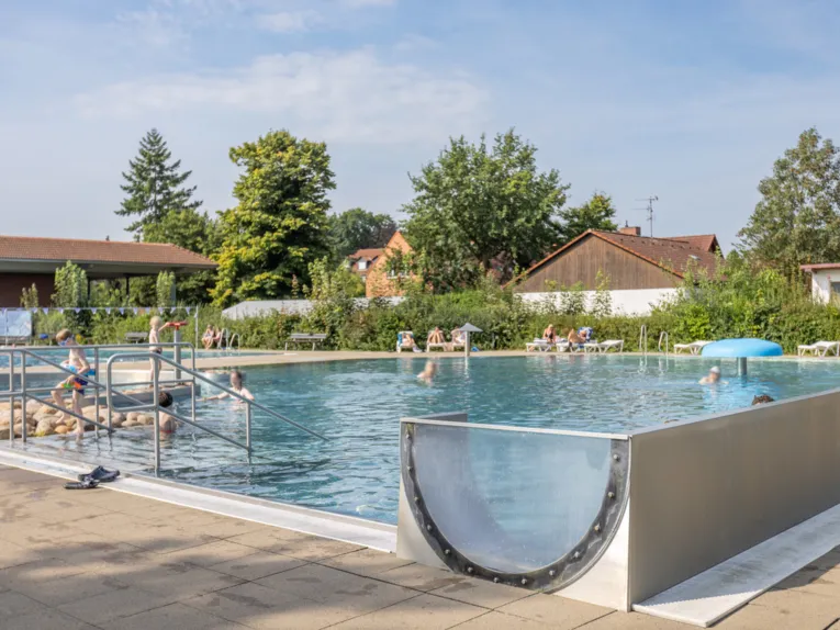 Menschen im Nichtschwimmerbecken