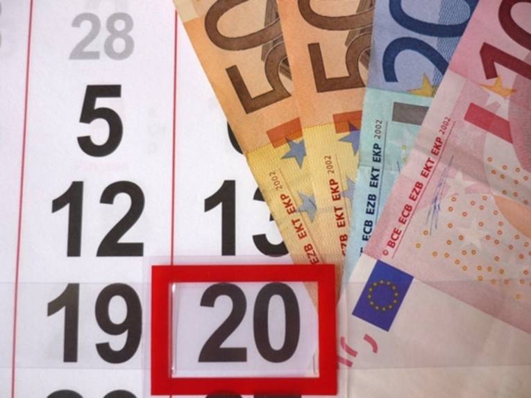 Geldscheine auf einem Kalenderblatt