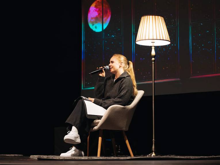 Autorin Clara Lösel bei einer Lesung