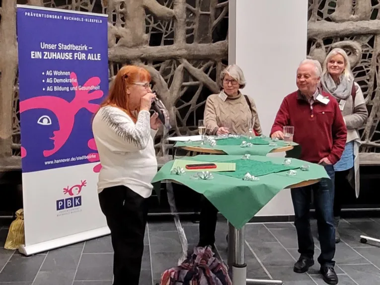 Repr&auml;sentantin Petra Pfahl-Scholz demonstriert mit Luftschlangen den langen Atem