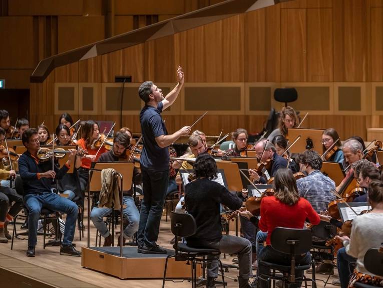 Orchester mit Dirigent
