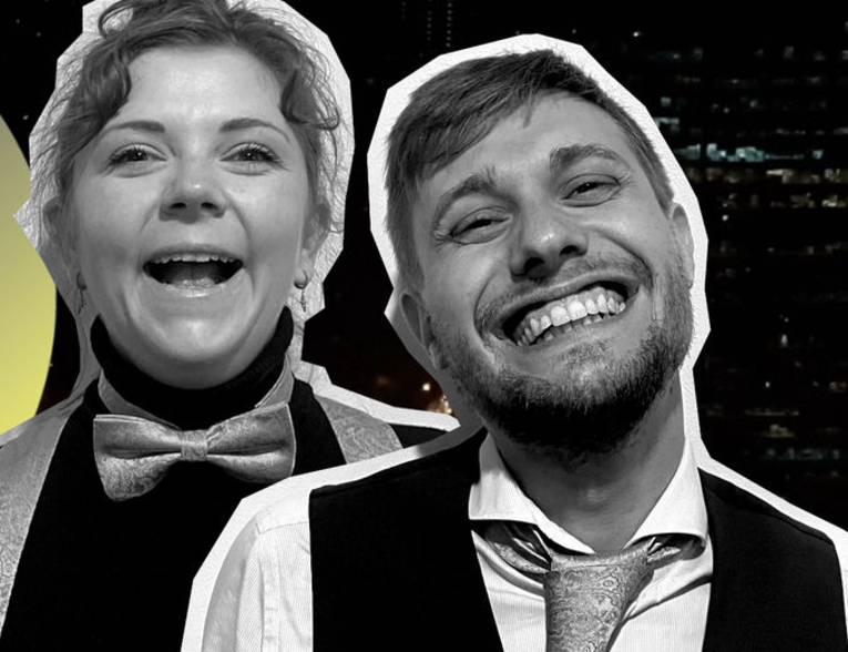 Porträt einer Frau und eines Mannes, beide lachen.