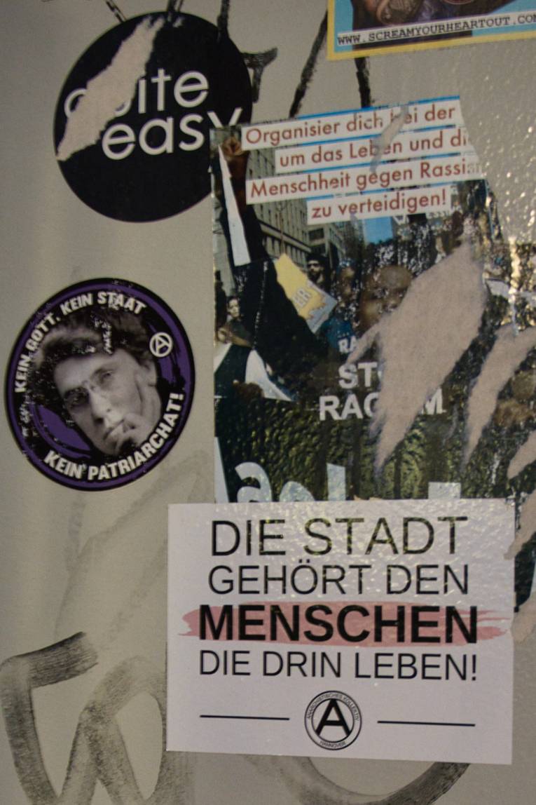 Eine Wand mit politischen Stickern beklebt.