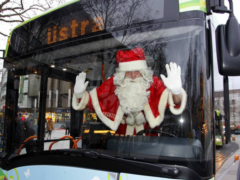 Weihnachtsmann im Bus