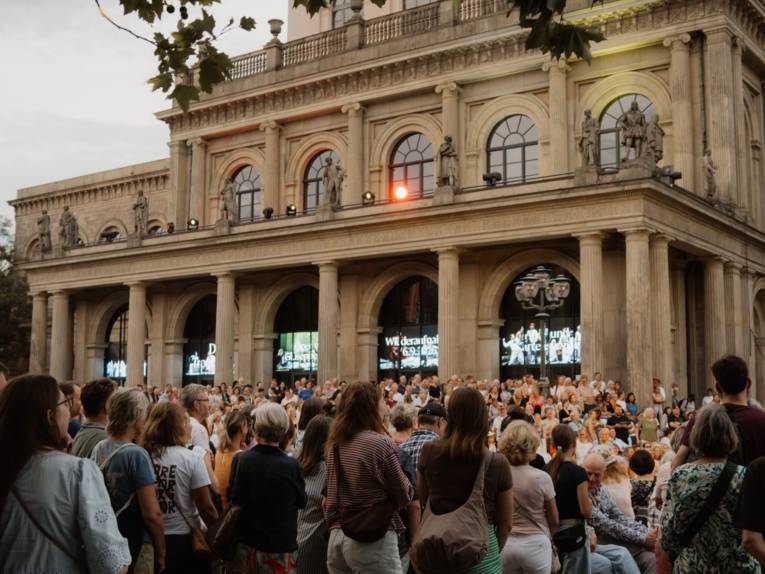 Live auf dem Opernplatz: Die Übertragung des Eröffnungskonzerts aus der Staatsoper war ein Highlight des "Sommer im Kulturdreieck 2026".