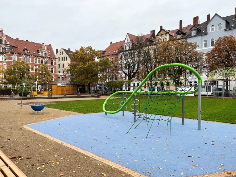 Spielgeräte auf einer neugestalteten Grünfläche.