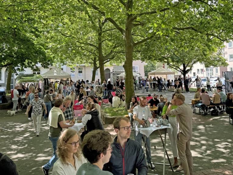 Menschen auf einem Stadtfest.