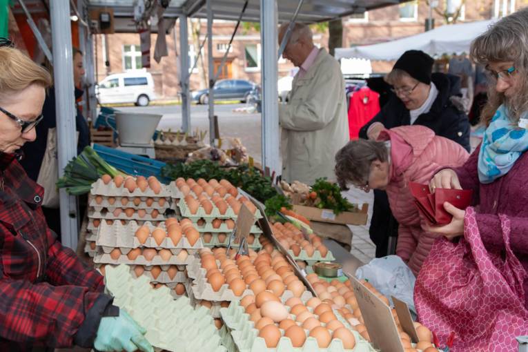 Händler*innen verkaufen frische Eier an ihre Kundschaft
