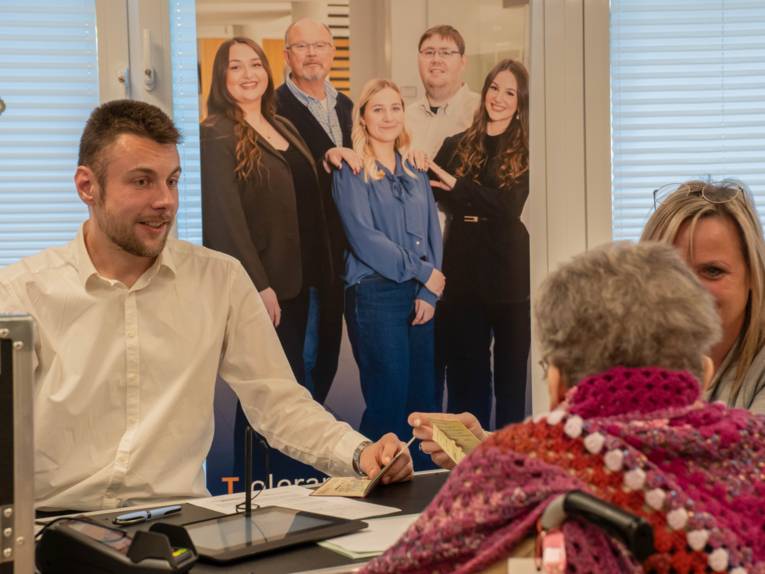 Drei Personen im Gespräch.