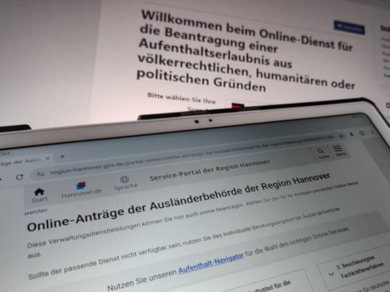 Zwei abfotografierte Bildschirme