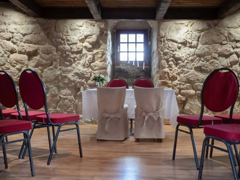 Blick in ein Trauzimmer in einem Turm.