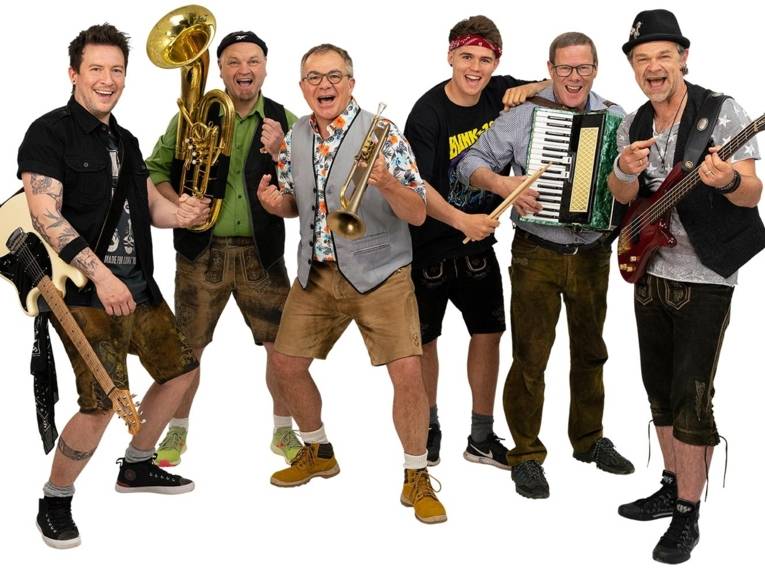 Sechs Personen mit Instrumenten.