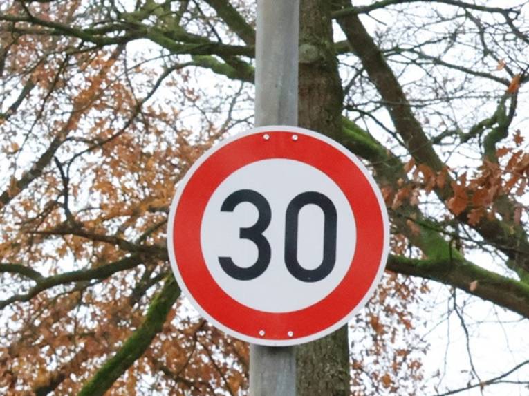 Ein Schild "Tempo 30".