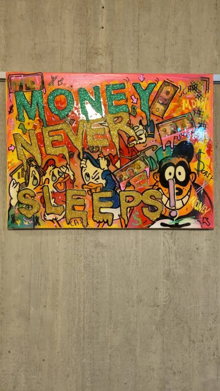 Ein Panzerknacker, Dagobert Duck und Tick,Trick und Track darüber der Schriftzug "money never sleeps"