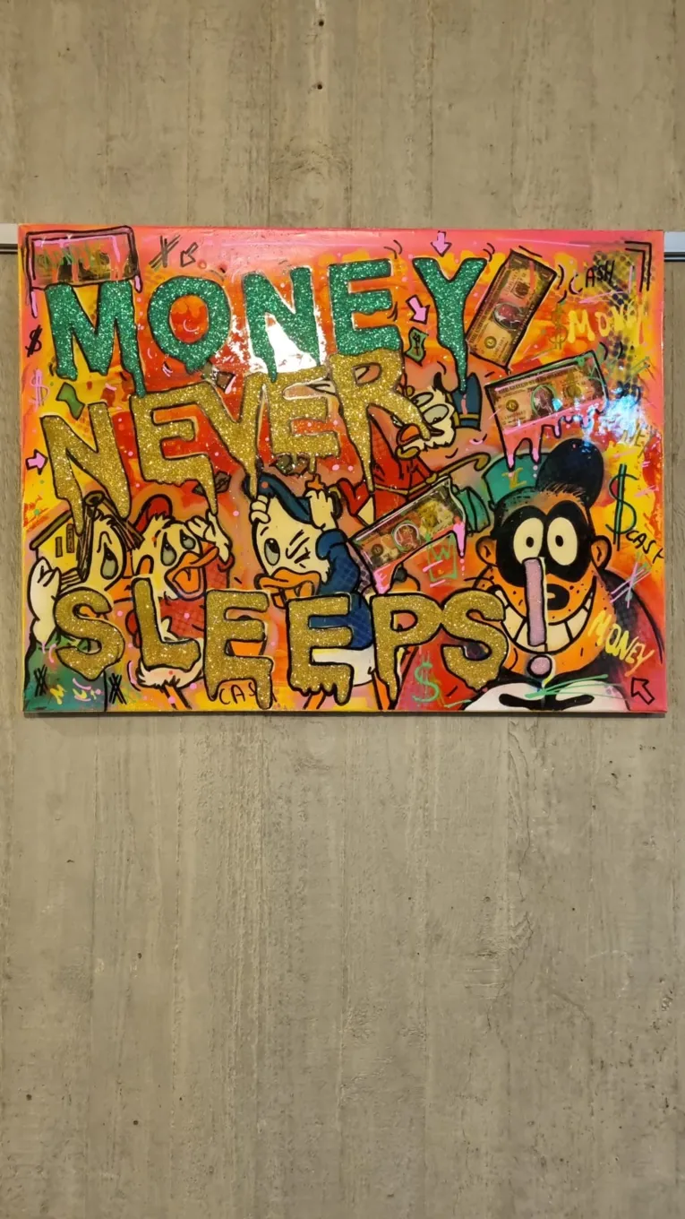 Ein Panzerknacker, Dagobert Duck und Tick,Trick und Track dar&uuml;ber der Schriftzug "money never sleeps"