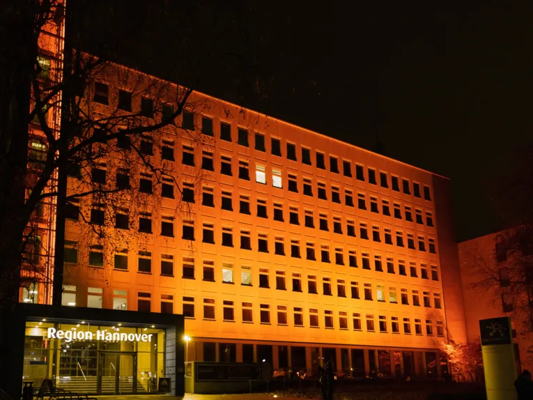 Orange angestrahltes Gebäude, das Regionshaus.