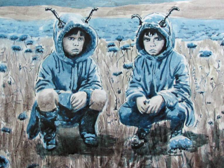 Gemälde mit zwei Jungs, die im Feld sitzen und Hoodies mit Fühlern tragen