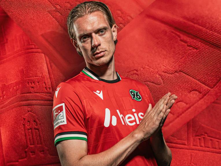Blonder Isländer mit rotem Trikot.