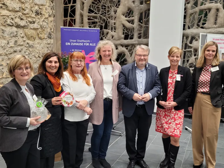 Gruppenfoto mit Repr&auml;sentantin, v.l. nach r.:Kathrin Rembecki, Belgin Zaman, Petra Pfahl-Scholz, Susanne Schulz, Thomas Hermann, Gwendolin von der Osten, Susanne Wolter