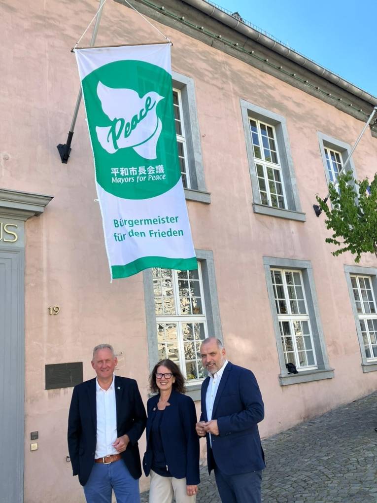 Gemeinsam mit den stellvertretenden Bürgermeistern der Stadt Arnsberg ist es Bürgermeister Ralf Paul Bittner (re.) ein wichtiges Anliegen, Flagge zu zeigen für ein friedliches Miteinander in Europa und der ganzen Welt