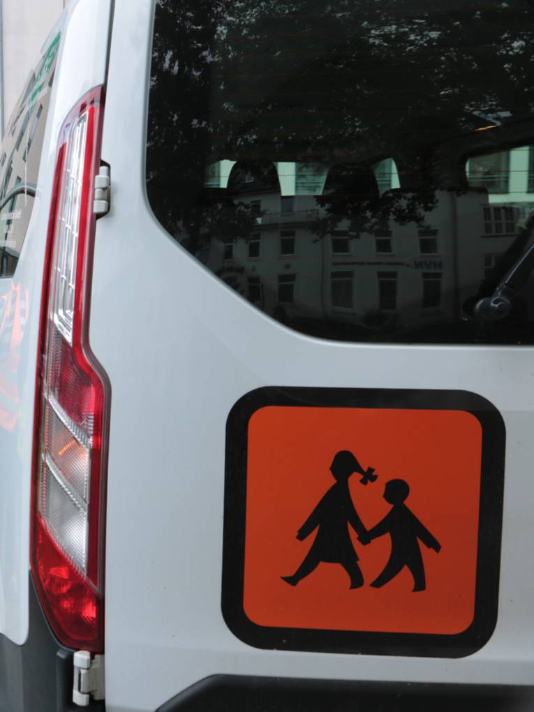 Weißer Bus zur Schülerbeförderung.