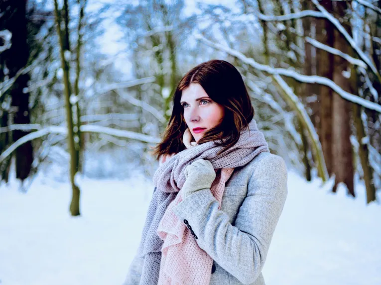 Person in einem Winteroutfit.