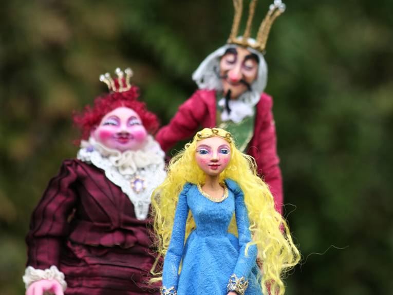 Drei Puppen: das Königspaar und Prinzessin Dornröschen