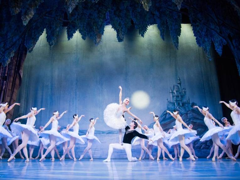 Zu sehen ist eine Szene vom Ballett "Schwanensee".