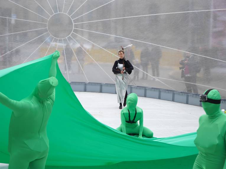 Fünf Performerinnen unter Begleitung dröhnend-pulsierender Dudelsack-Klänge, gespielt von Kristina Künzel, erwecken die begehbare Skulptur-Blase von Raumlabor Berlin zum Leben.