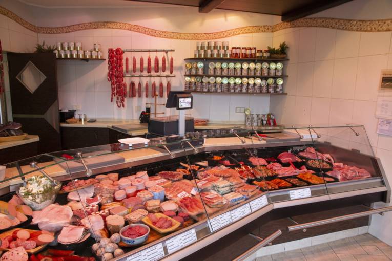 Auslage einer Wursttheke.
