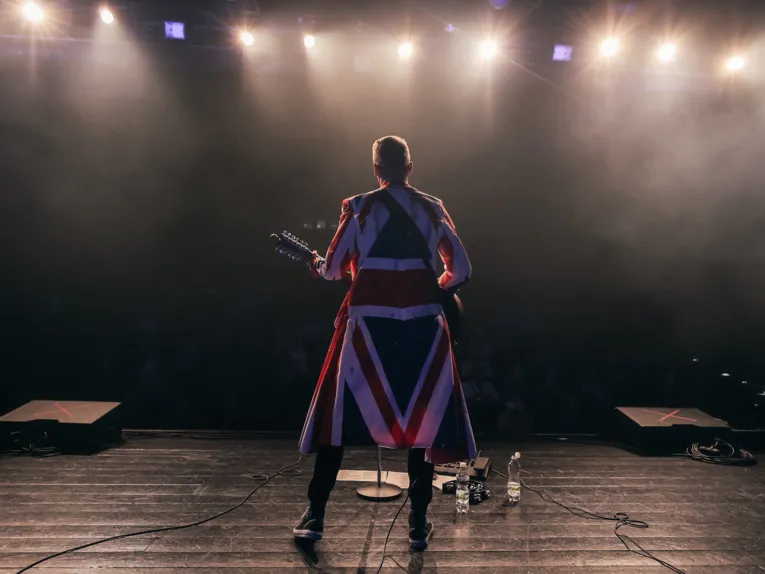 Zu sehen ist ein David Bowie Imitator auf der Bühne.