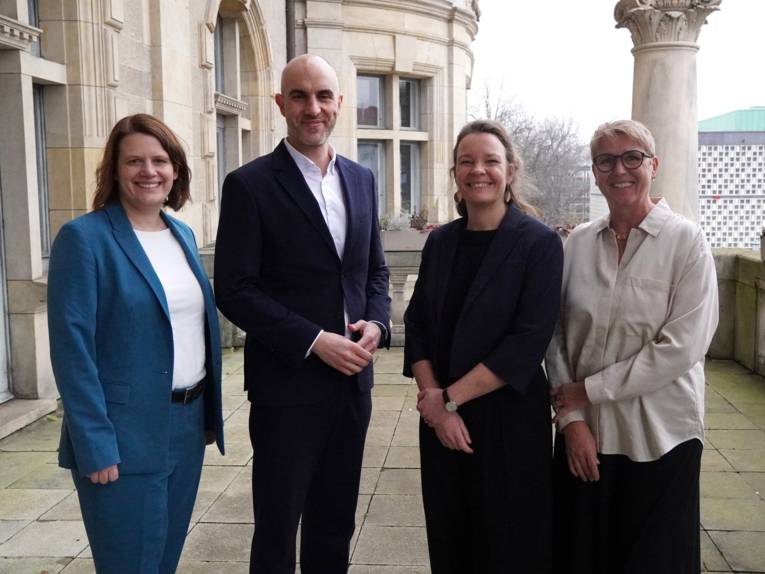 v.l.n.r.: Die niedersächsische Kultusministerin Julia Willie Hamburg, Oberbürgermeister Belit Onay, Bildungs- und Kulturdezernentin Eva Bender und Leiterin des Fachbereichs Schule, Christine Oldenburg.