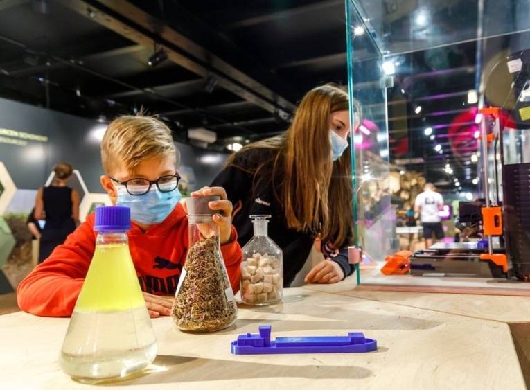 Junge und Mädchen an Experimentierstation