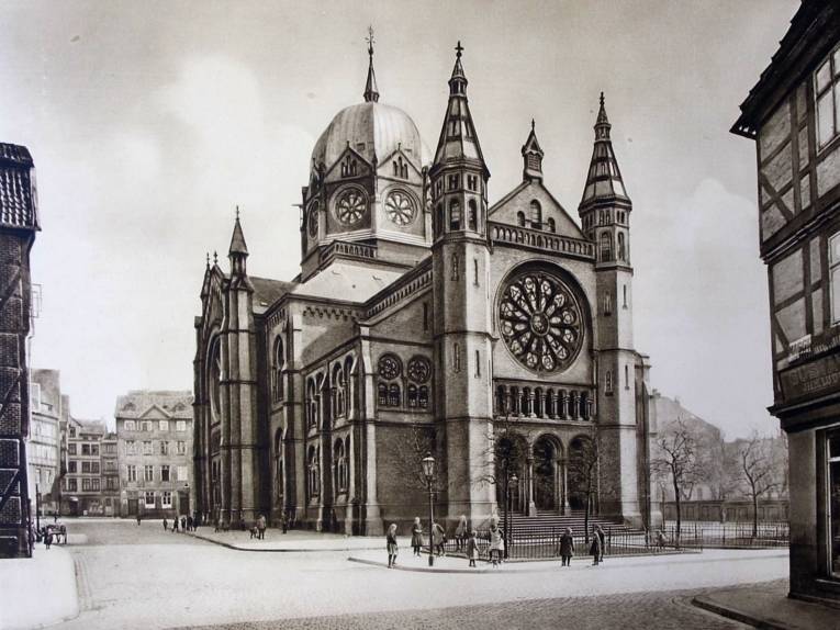 Zu sehen ist ein Schwarz-Weiß-Foto der ehemaligen neuen Synagoge in Hannover.