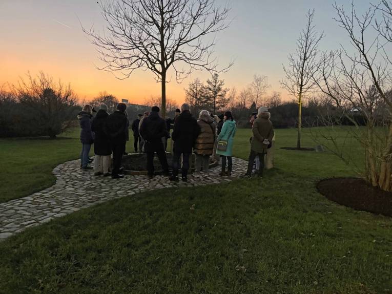 Personen in der Dämmerung im Park der Sinne.