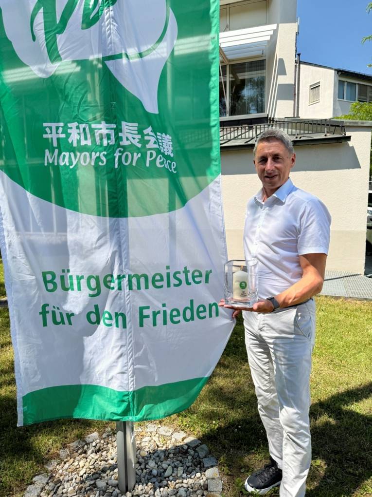 Die Stadt Unterschleißheim beteiligt sich mit Bürgermeister Christoph Böck am Flaggentag der Mayors for Peace
