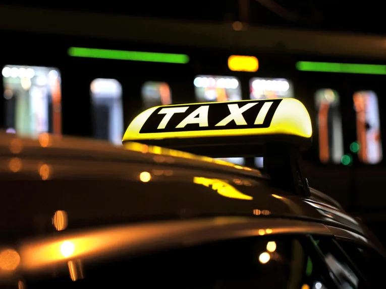 Ein Taxi in der Nacht.