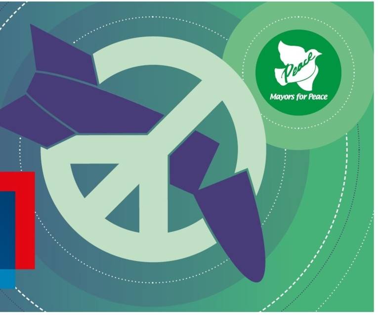 Eine in einem Friedenszeichen abgebrochene Rakete und das Mayors for Peace-Logo