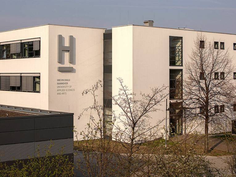 Gebäude mit der Aufschrift "Hochschule ­Hannover University of Applied Sciences and Arts"