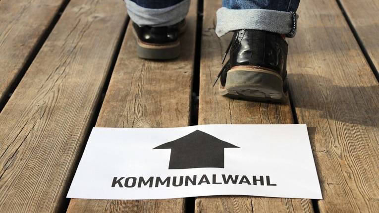 Auf dem Bild ist ein Pfeil zu sehen unter dem Kommunalwahl steht