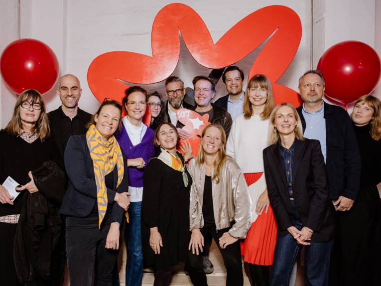 Gruppenbild der Kulturakteur*innen sowie Vertreterinnen aus Politik und Wirtschaft.