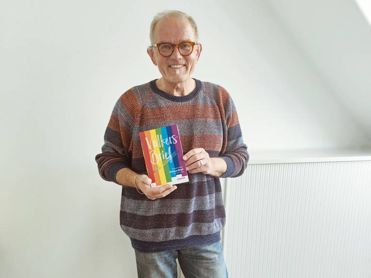 Der Autor Reinhard Lüschow hält sein Buch „Volkers Brief – Mein Leben vor Heinz“ in der Hand