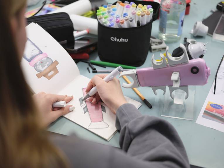 Basteltisch mit Malutensilien